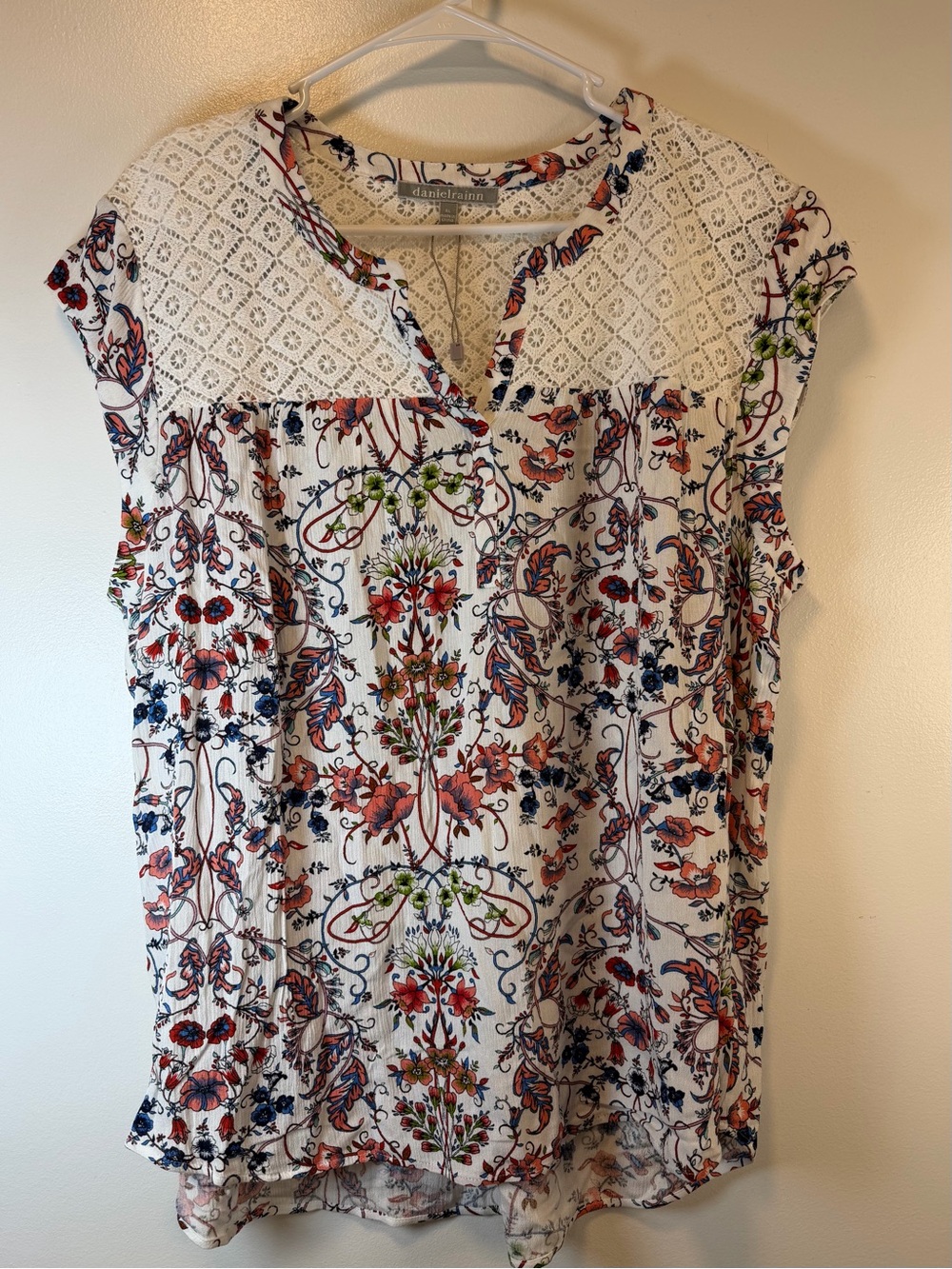 Daniel Rainn Sleeveless White Crochet Yoke and Floral print body Women’s XL